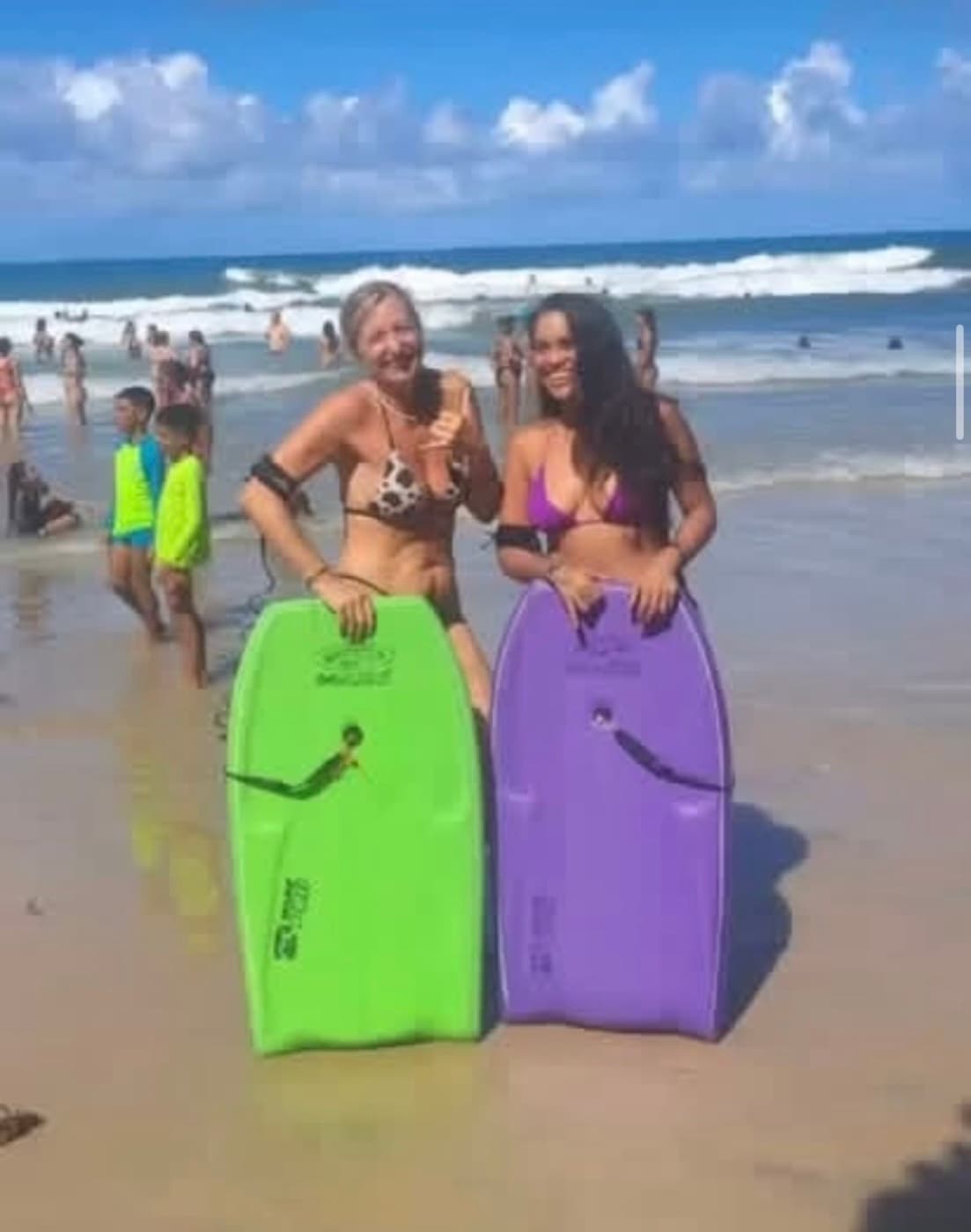 Alunas se divertindo com bodyboard